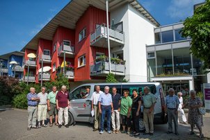 Das Bürgermobil Team vor dem Ilse-Graulich-Haus in Gomaringen (betreutes Wohnen)